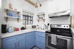 Cozy 1BD Bungalow 4 Houses from Beach w/ Deck & AC - Image 3