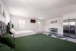 ৎ୭Prime new beautiful studio in burbankৎ୭w/ 2 beds - Image 2