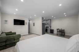 ৎ୭Modern Burbank Getawayৎ୭ - Image 4