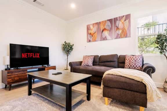 ৎ୭Serene Home in Central Burbankৎ୭ 2 bedrooms,wifi - Image 1