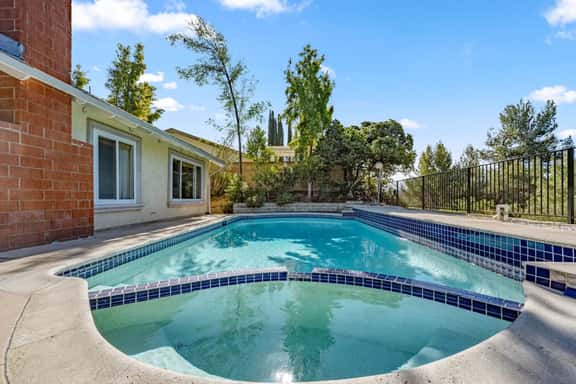 ৎ୭Stylish Glendale Retreat w Pool & Billiardsৎ୭ - Image 1