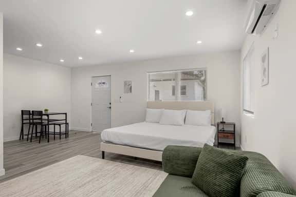 ৎ୭Modern Burbank Getawayৎ୭ - Image 1