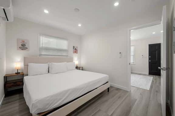 ৎ୭Modern Burbank Retreat | 1BRৎ୭ - Image 1