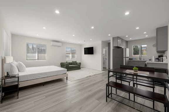 ৎ୭Cozy Burbank Retreatৎ୭ - Image 1