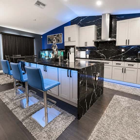 Luxury 4BR | 3 King beds + Hot Tub + EV Charger - Image 1