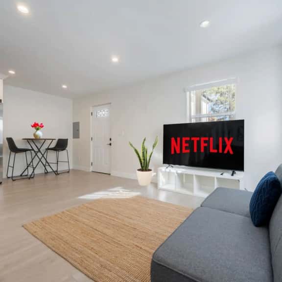 ৎ୭Prestige Studio Haven at Burbankৎ୭ 3 beds• wifi• - Image 1