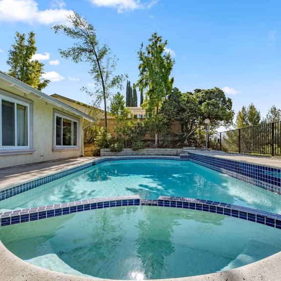 ৎ୭Stylish Glendale Retreat w Pool & Billiardsৎ୭ - Image 1
