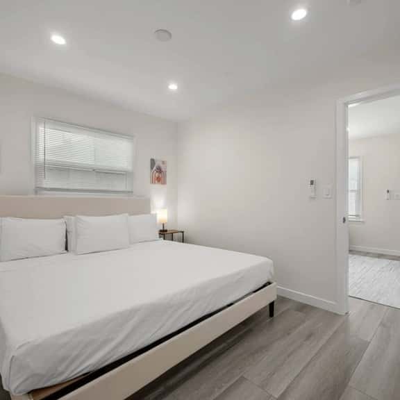 ৎ୭Modern Burbank Retreat | 1BRৎ୭ - Image 1
