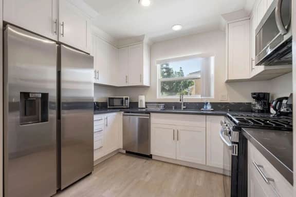 ৎ୭Serene Home in Central Burbankৎ୭ 2 bedrooms,wifi - Image 3