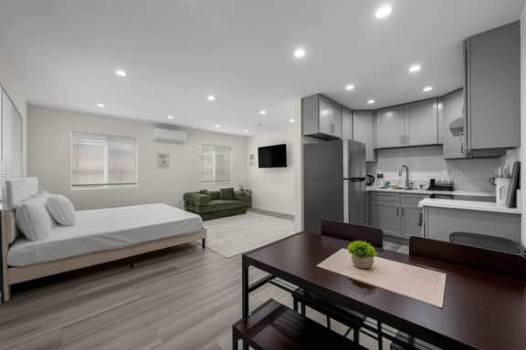 ৎ୭Modern Burbank Getawayৎ୭ - Image 2