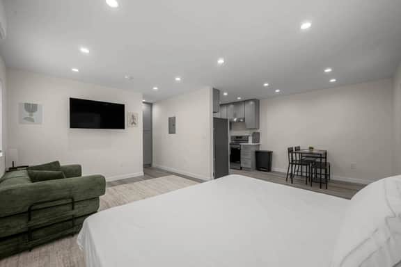 ৎ୭Modern Burbank Getawayৎ୭ - Image 4