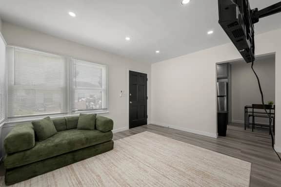 ৎ୭Modern Burbank Retreat | 1BRৎ୭ - Image 2