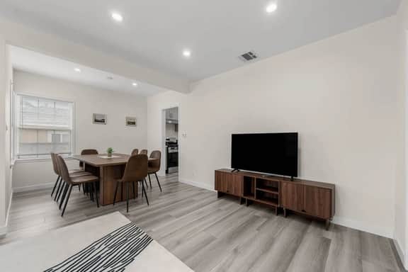 ৎ୭Burbank Haven | 3BR Unitৎ୭ - Image 3